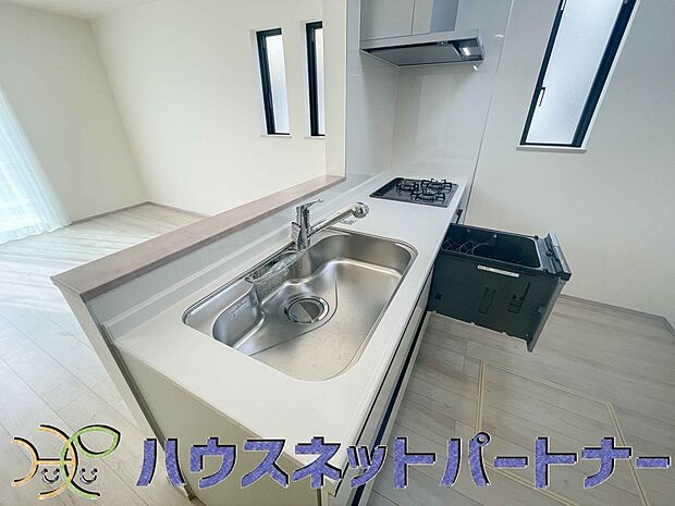 人工大理石のワークトップやシンクは、水を流しただけできれいになったように見えます。白いキッチンは明るく清潔感があり、とっても素敵です。