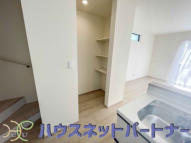 パントリー(食料庫)常温保存できるパン、お米、調味料、缶詰など、日常的に使うものや未開封の食品の収納にぴったり。棚にものを並べて収納すれば、何が足りないのかひと目で確認できます。
