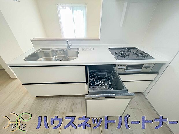 三口コンロで料理の幅を拡げてくれる使いやすいシステムキッチンを採用。洗い場も大きいので野菜や食器を洗ったりする際にも捗り、奥様の強い味方となってくれるはずです。