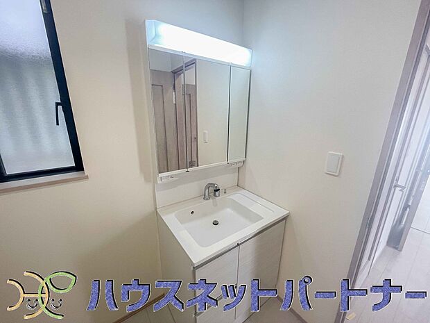 大きく見やすい三面鏡で清潔感ある洗面台は、身だしなみチェックや肌のお手入れに最適です。何かと物が増える場所だからこそ、スッキリと見映えの良い空間に拵えました。