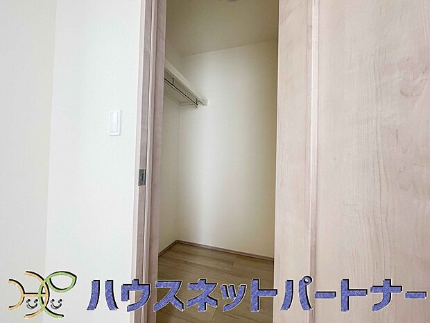 壁面クローゼットのメリットは、衣類が横一列に並ぶためひと目で洋服が選びやすいこと。衣類をたくさんお持ちの方も、限られたスペース内に無理なく収納することができます。