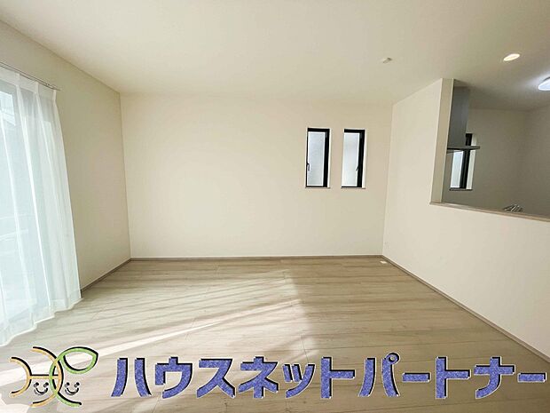 リビングは、食事スペースと寛げる場所設けてもまだ余裕の広さ。明るい光が照らしてくれます。