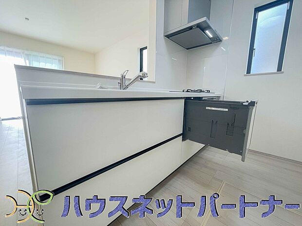 食洗機完備なので冬場の冷たい洗い物や忙しい主婦だからこそ食洗機をかけてる間に他の家事をこなすこともできちゃいますね。