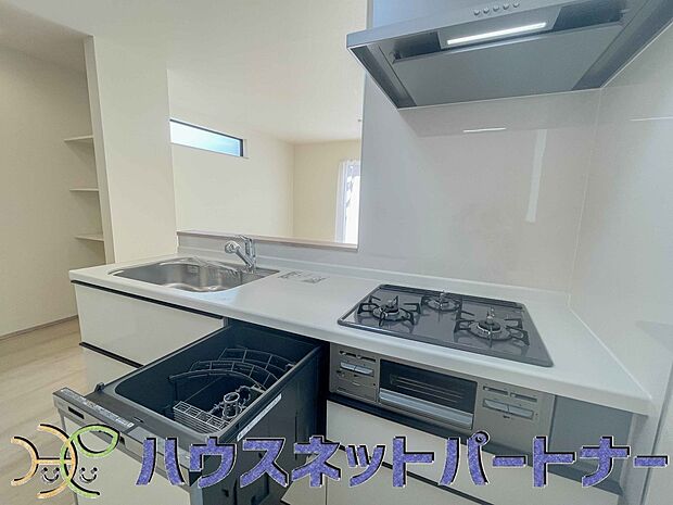 三口コンロで料理の幅を拡げてくれる使いやすいシステムキッチンを採用。洗い場も大きいので野菜や食器を洗ったりする際にも捗り、奥様の強い味方となってくれるはずです。