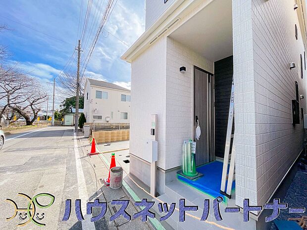 玄関の扉を開けると家族の待つお家。幸せを感じる瞬間です。