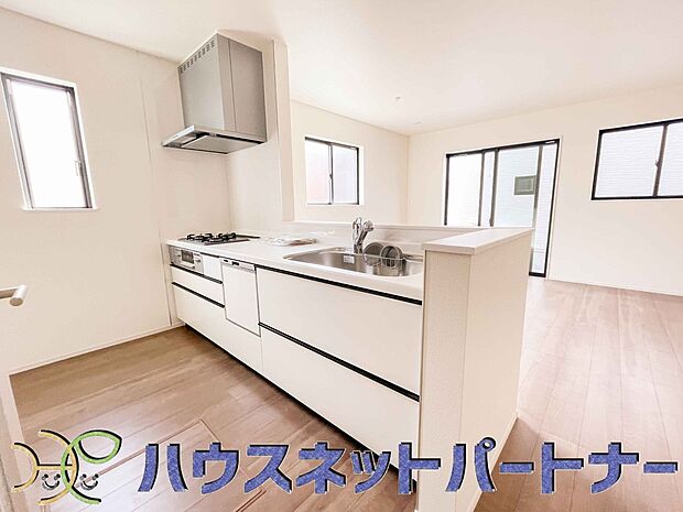キッチン吊戸棚を無くす事によって、コミュニケーションを重視した設計に致しました。区画によって変わる一体感を、実際にご覧になって頂けましたらと思います。