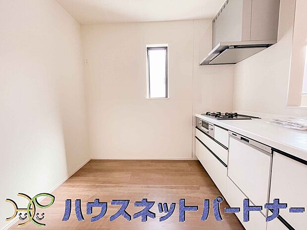 カウンターキッチンは広くて収納力もあるので、快適に料理をすることができます。食器や炊事用具を手の届くところに配置しやすいため調理もスピーディーです。