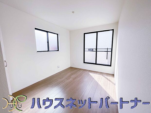 バルコニーに直接出入りできるお部屋です。ちょっと外の空気を吸いたい時や、ベランダでミニガーデニングなども楽しめそうです。