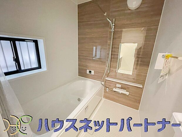 明るい作りの浴室は心も体もリフレッシュさせてくれます。窓もあるので湿気を外へ逃がすことも出来ます。