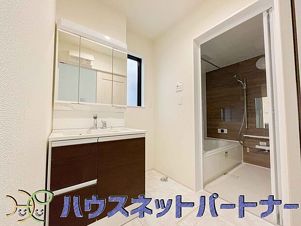 大きく見やすい三面鏡で清潔感ある洗面台は、身だしなみチェックや肌のお手入れに最適です。何かと物が増える場所だからこそ、スッキリと見映えの良い空間に拵えました。