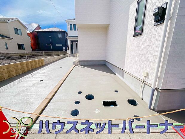 玄関横に駐車場なのでお買い物をした後は楽にお家へ。沢山お買物した時は助かりますね。