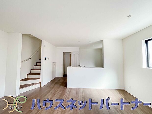 キッチンカウンターがあると配膳が楽なことがメリットの一つ。後片付けをするときも、ダイニングテーブルからあまり動かずに流し台へ運ぶことができるので便利です♪