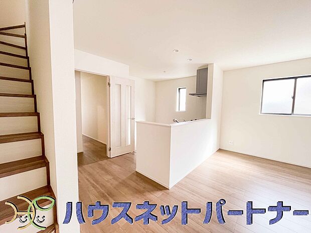 明るく開放的なダイニング。家族とのコミュニケーションが取りやすく、みんなの笑顔が溢れます