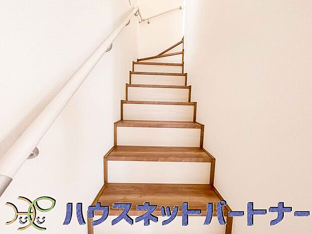 手すりがないと階段の昇り降りで危険なことはもちろん、壁に手をつきながら歩くことで壁紙が汚れやすくなります。すべての方に安心して昇り降りしていただくため、手すりを設置しました。
