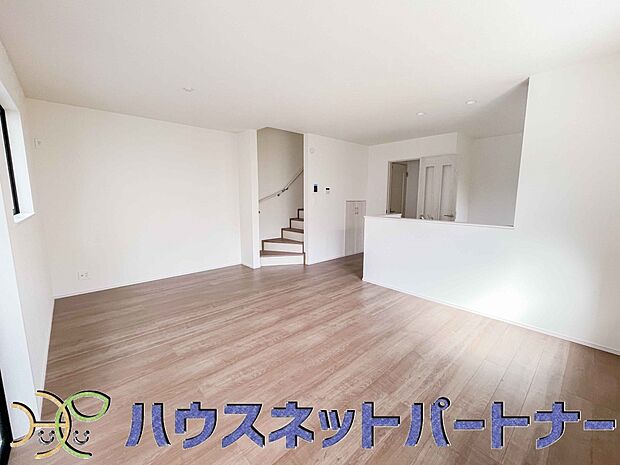 リビングは、食事スペースと寛げる場所設けてもまだ余裕の広さ。明るい光が照らしてくれます。
