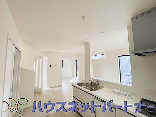 人工大理石のワークトップやシンクは、水を流しただけできれいになったように見えます。白いキッチンは明るく清潔感があり、とっても素敵です。