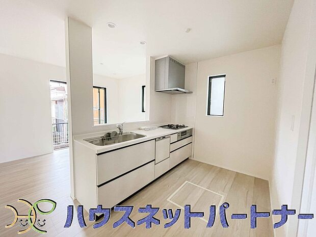 ビルトイン食器洗乾燥機完備。家事のお手伝いをしてくれる奥様の味方です。食器を洗っている間にお掃除など、様々なシーンで家事の時短に役立つ食洗機。省スペースのビルトインタイプを採用致しました。