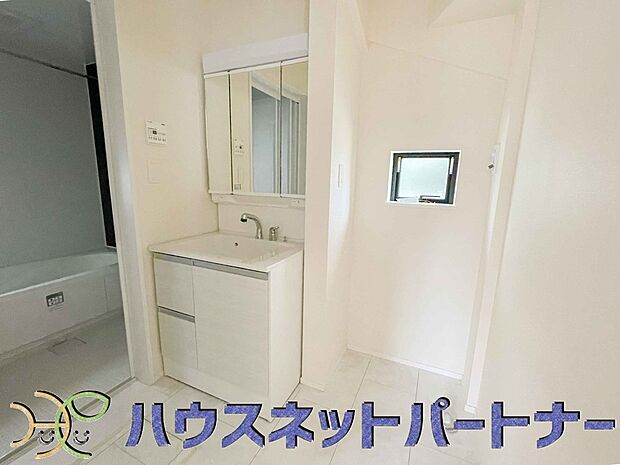 毎日使う洗濯機。しっかりと奥行きのある置き場が確保されています。