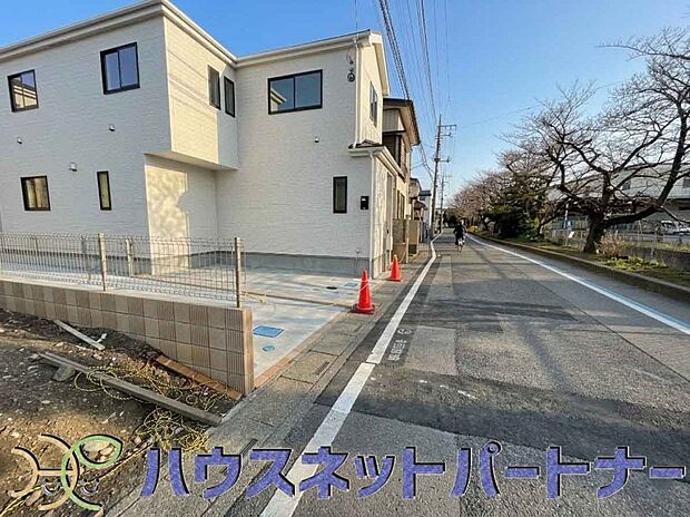 前面道路の日当たりの良い明るいお家。