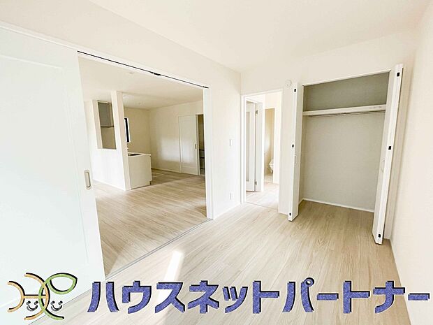 リビング隣の洋室は、お子様の勉強ルームや、趣味を楽しむお部屋としてもいいですね。