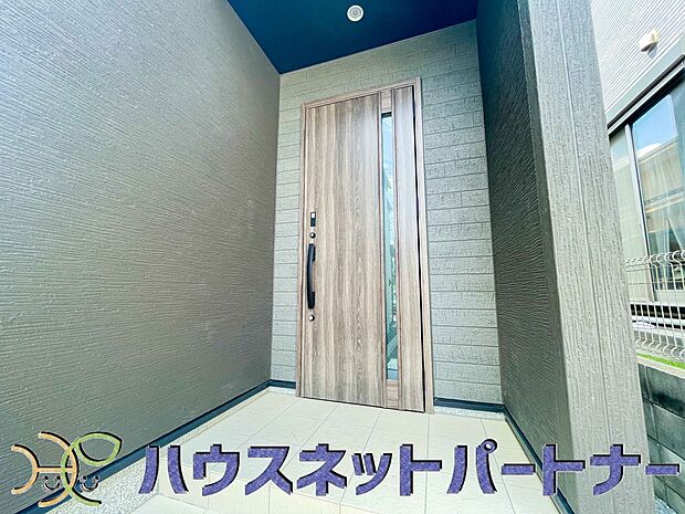 玄関の扉を開けるとそこは家族の待つお家。笑い声が聞こえてきそう。