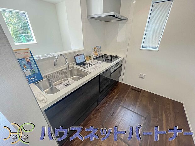 カウンターキッチンは広くて収納力もあるので、快適に料理をすることができます。食器や炊事用具を手の届くところに配置しやすいため調理もスピーディーです。