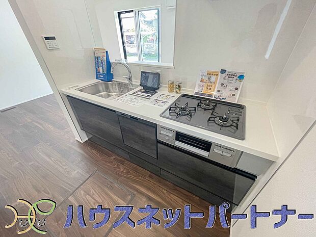 三口コンロで料理の幅を拡げてくれる使いやすいシステムキッチンを採用。洗い場も大きいので野菜や食器を洗ったりする際にも捗り、奥様の強い味方となってくれるはずです。