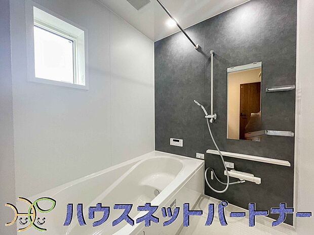 明るい作りの浴室は心も体もリフレッシュさせてくれます。窓もあるので湿気を外へ逃がすことも出来ます。