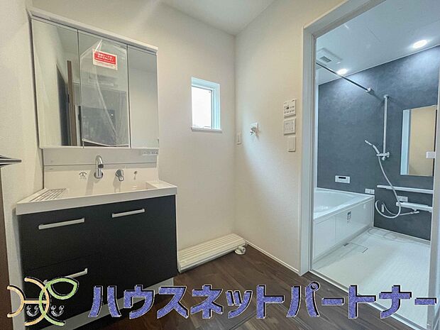 十分な大きさの洗面台は、身だしなみチェックや歯磨きなど、朝の慌ただしい時間でもホテルライクなスペースで余裕とゆとりを感じて頂けます。