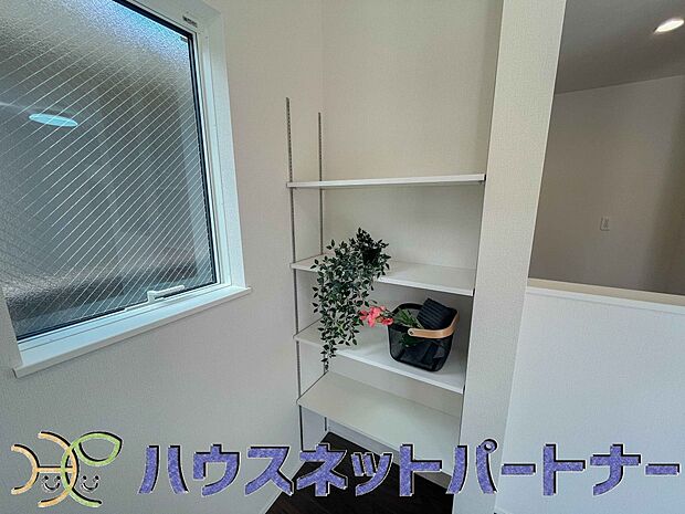 物の高さや大きさにより自由に高さを調整できる可動棚。入れたいものに合わせてアレンジできるので収納場所が自然と定まり、整理整頓も楽々行えます。