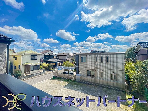 前面道路の日当たりの良い明るいお家。