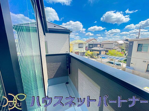 青い空が近くに感じるバルコニーは、爽やかな風をお部屋へ運んでくれます。