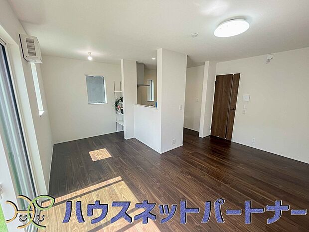 リビングは、食事スペースと寛げる場所設けてもまだ余裕の広さ。明るい光が照らしてくれます。