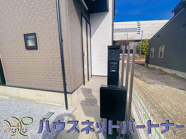 TVモニター付インターホン。来訪者の様子を室内TVモニターでチェック。対応したくないセールスを断りやすく、子どもに留守番をさせるときも安心。不在時の来訪者を録画でき、犯罪抑止効果も期待できます。