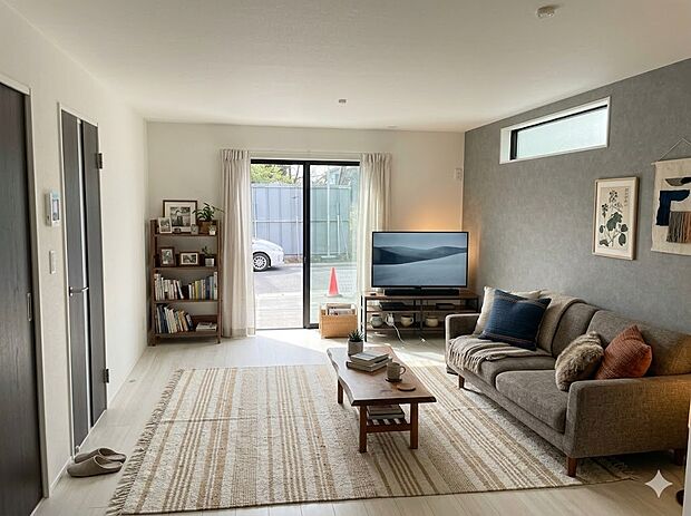 太陽の光が照らす明るいリビングは、開放感があり通風・採光に優れ、心地よい光と風が舞い込んできます。心休まるリビングは何よりも快適な時間を過ごせます。