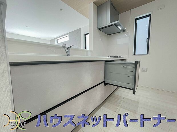 カウンターキッチンは広くて収納力もあるので、快適に料理をすることができます。食器や炊事用具を手の届くところに配置しやすいため調理もスピーディーです。
