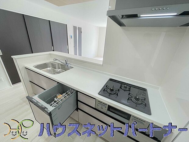 三口コンロで料理の幅を拡げてくれる使いやすいシステムキッチンを採用。洗い場も大きいので野菜や食器を洗ったりする際にも捗り、奥様の強い味方となってくれるはずです。