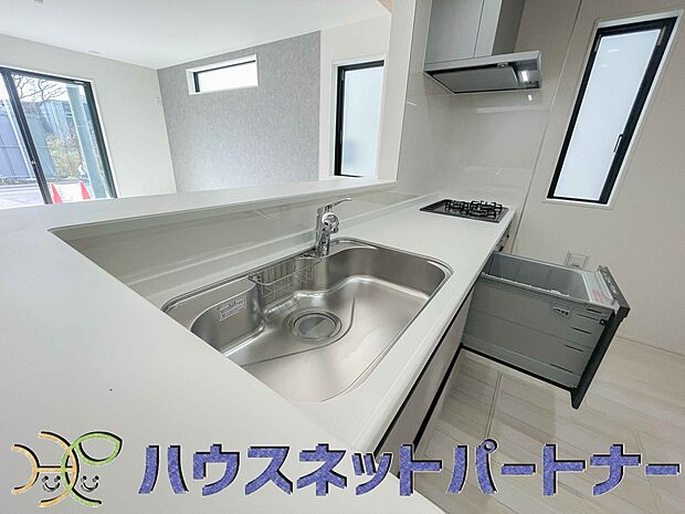 人工大理石のワークトップやシンクは、水を流しただけできれいになったように見えます。白いキッチンは明るく清潔感があり、とっても素敵です。