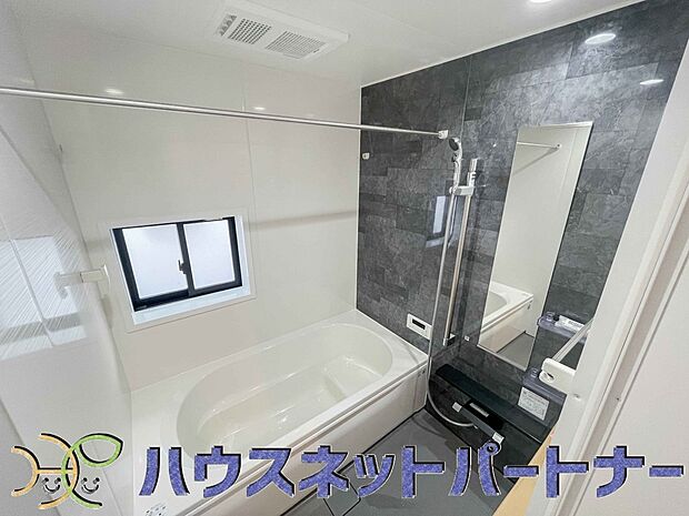 冬場にはヒヤッとしないように暖房機能、梅雨の時期には乾燥等、機能的で清潔感溢れる浴室。快適・清潔な空間で心も体もオフになる時間を楽しむことが可能です。