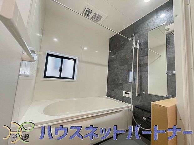 明るい作りの浴室は心も体もリフレッシュさせてくれます。窓もあるので湿気を外へ逃がすことも出来ます。