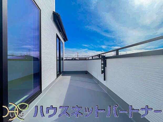 太陽の光が燦々と降り注ぐ広さのあるバルコニーで毎日のお洗濯も快適に。太陽は心を元気にしてくれますよね。