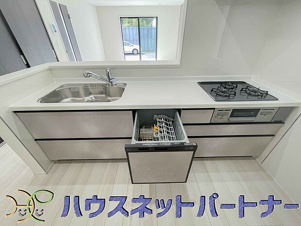 食洗機完備なので冬場の冷たい洗い物や忙しい主婦だからこそ食洗機をかけてる間に他の家事をこなすこともできちゃいますね。
