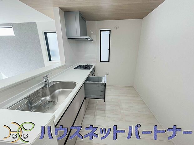 寛ぐ方とお料理をされる方の一体感を重視した設計のキッチン。会話の弾むキッチンは自然とご家族の中心に。