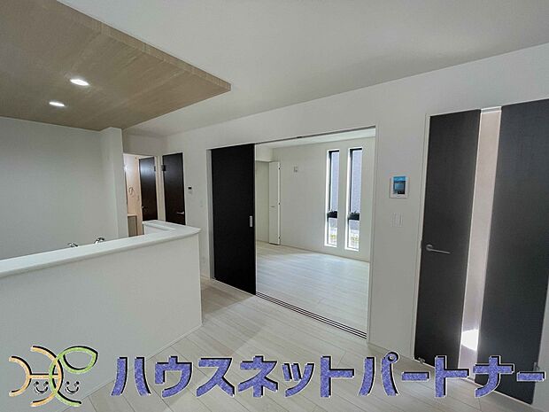 忙しい朝でも家族揃って食事をして頂ける、ゆとりある大きさのダイニングスペース。奥様の手料理をカウンター越しに受けとって頂き、テーブルで囲む素敵な時間を存分にお愉しみ下さい。