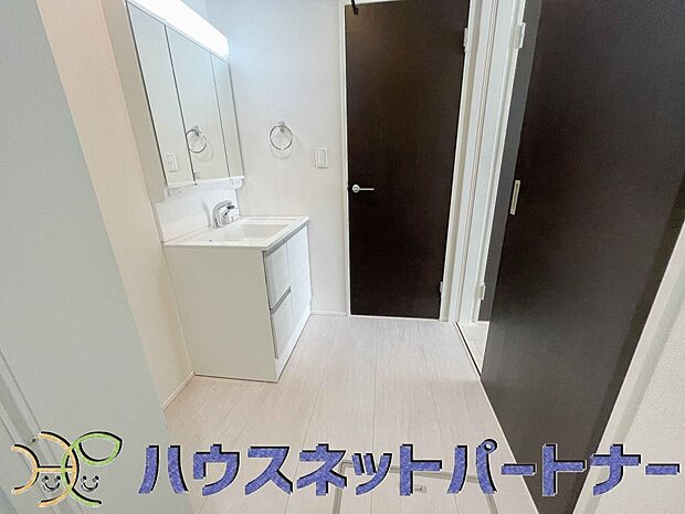 広い脱衣所、洗面台も大きなサイズを設置。建売では見ない広さと解放感。