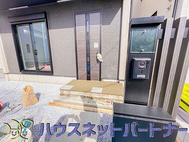 玄関の扉を開けるとそこは家族の待つお家。笑い声が聞こえてきそう。