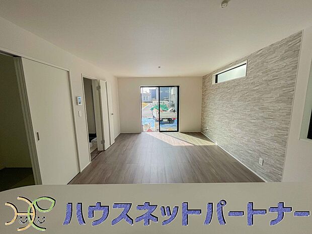 太陽の光が照らす明るいリビングは、開放感があり通風・採光に優れ、心地よい光と風が舞い込んできます。心休まるリビングは何よりも快適な時間を過ごせます。