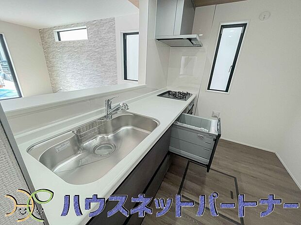 人工大理石のワークトップやシンクは、水を流しただけできれいになったように見えます。白いキッチンは明るく清潔感があり、とっても素敵です。