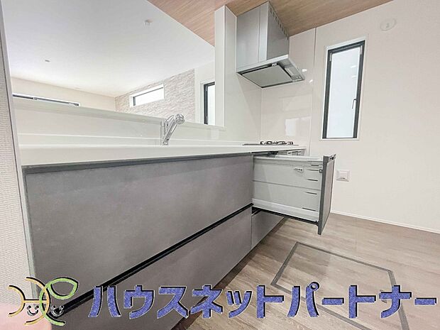 ビルトイン食器洗乾燥機完備。家事のお手伝いをしてくれる奥様の味方です。食器を洗っている間にお掃除など、様々なシーンで家事の時短に役立つ食洗機。省スペースのビルトインタイプを採用致しました。