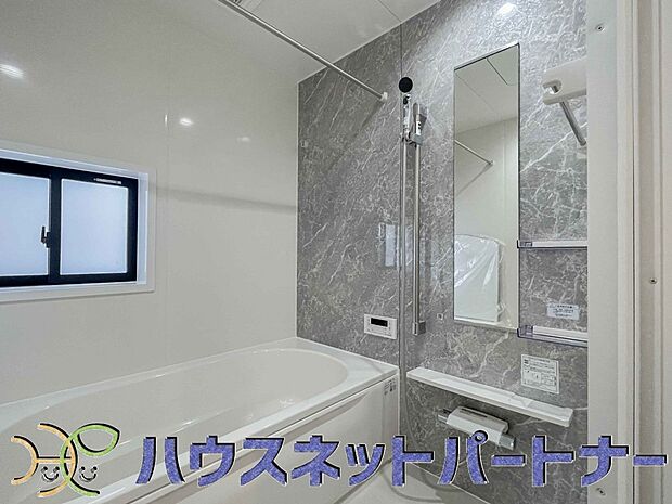 明るい作りの浴室は心も体もリフレッシュさせてくれます。窓もあるので湿気を外へ逃がすことも出来ます。